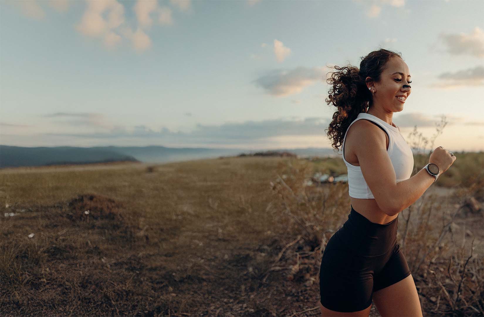 Mujer corriendo al aire libre