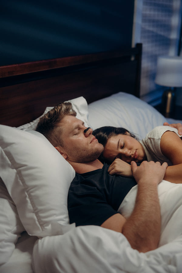 Una pareja descansando