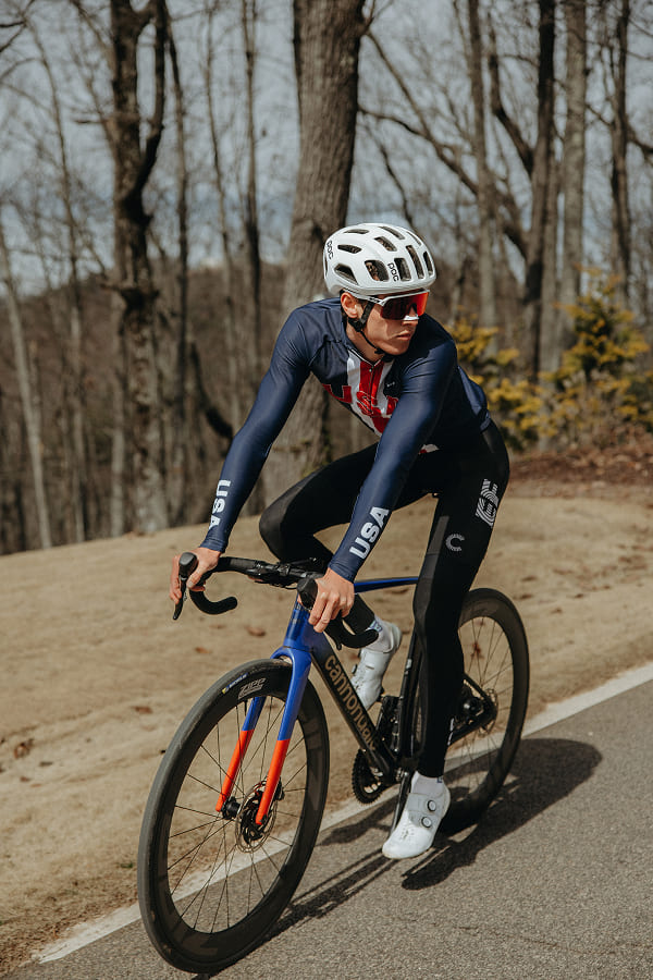 Una persona practicando ciclismo